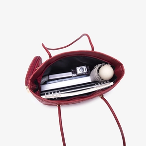Borsa tote rossa in pelle trapuntata con interno capiente e sottili spalline