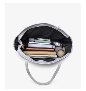 Intérieur spacieux du sac cabas montrant la capacité pour ordinateur et accessoires