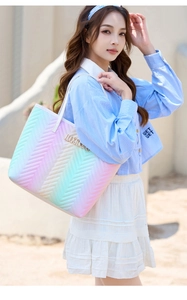 Texture de broderie sur un sac cabas dégradé arc-en-ciel avec logo doré