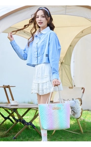 Photo lifestyle d'un grand sac cabas dégradé arc-en-ciel avec détails matelassés