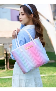 Détails du sac fourre-tout dégradé rose et bleu avec matelassage zigzag et logo doré