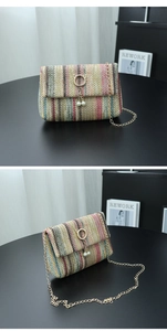 Détail d'un sac bandoulière en paille colorée avec chaîne dorée et breloques perles