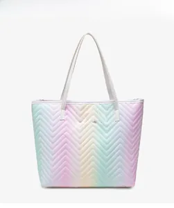 Détail du sac fourre-tout arc-en-ciel avec surpiqûres chevron et logo en métal doré