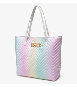 Gros plan sur le matelassage en V et le logo doré du sac cabas dégradé macaron