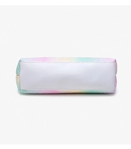 Détail du sac cabas dégradé arc-en-ciel avec matelassage en V et base blanche renforcée