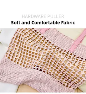 Détail du tissu en maille crochet rose avec texture douce et poignées en cuir PU de qualité