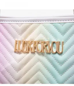 Gros plan sur cuir matelassé dégradé avec logo LUCKFORYOU en métal doré
