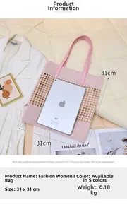 Détail du sac cabas en mesh tressé rose avec dimensions 31x31cm et anses en cuir