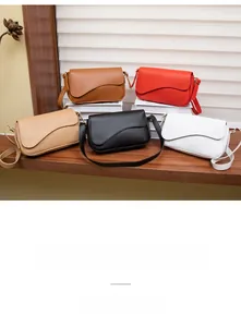 Sacs à bandoulière minimalistes en caramel, rouge, beige, noir et blanc à bords ondulés