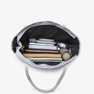 Grand sac cabas brodé gris avec intérieur spacieux pour ordinateur et accessoires