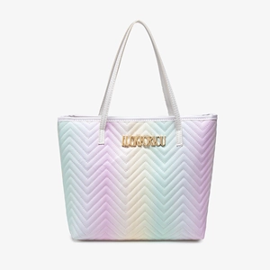 Sac cabas dégradé arc-en-ciel avec matelassage en V et logo doré sur fond blanc