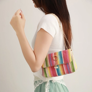 Sac bandoulière tissé arc-en-ciel avec chaîne dorée et boucle chat en perles