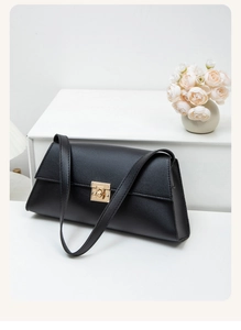 Détail du sac à bandoulière noir mat avec élégante boucle de verrouillage en métal doré