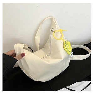 Détail du sac à bandoulière en velours côtelé avec pendentif tournesol jaune vif
