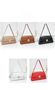 Collage présentant un sac sous le bras minimaliste en rose, marron, noir, blanc et rouge