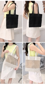 Détail de sacs fourre-tout en maille tissée noire et beige avec des sangles résistantes