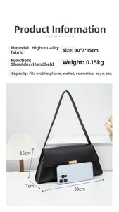 Vue détaillée du sac à bandoulière noir minimaliste avec dimensions 30x7x15cm et boucle métal