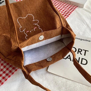 Borsa tote in velluto a coste marrone con ricamo a forma di orso e tracolla doppia