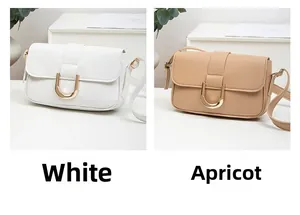 Detailansicht der weißen und beigen Schultertaschen mit eleganten goldenen U-Metall-Schnallen