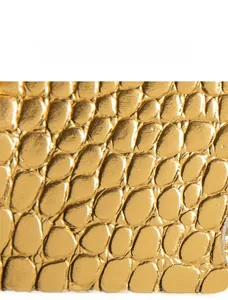 Makroaufnahme der goldenen Kroko-Textur und der hochwertigen Tierprägung des Materials