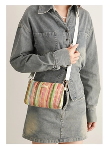 Détail du sac enveloppe bohème arc-en-ciel tissé avec boucle dorée et bandoulière
