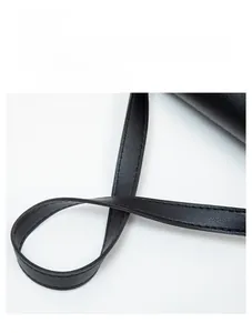 Vue détaillée d'une bandoulière noire en cuir avec coutures précises et texture de qualité