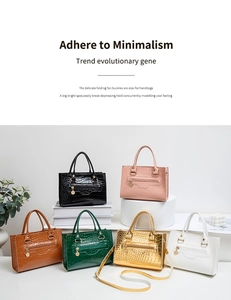 Detailansicht von Handtaschen mit Krokodilmuster in sechs Farben auf Podesten