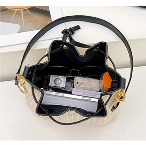 Vista dall'alto dell'interno della borsa a secchiello intrecciata con spazio per il telefono