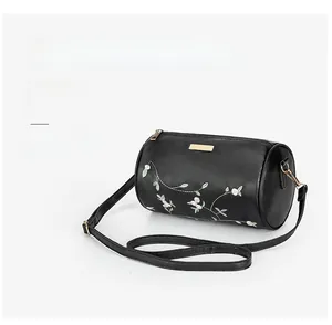 Nahaufnahme der schwarzen Zylindertasche mit Blumenstickerei und Gold-Hardware-Details