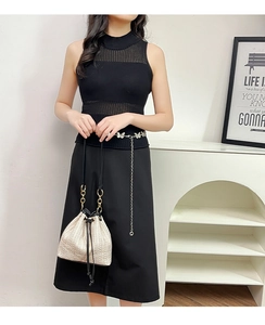 Elegante borsa a secchiello intrecciata beige con coulisse nera e tracolla a catena