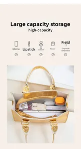 Draufsicht der goldnen Kroko-Tasche mit Platz für Handy, Make-up und Regenschirm