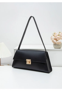 Détail du sac en similicuir noir avec fermoir doré vintage et texture grainée fine