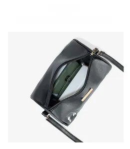 Detailansicht der schwarzen Zylindertasche mit großem Fassungsvermögen und Stickerei