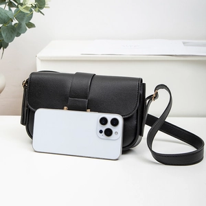 Klassische schwarze Schultertasche aus genarbtem Kunstleder mit Schnalle und kompaktem Design