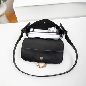 Minimalistische schwarze Ledertasche mit goldener Ringschnalle und geräumigem Innenraum