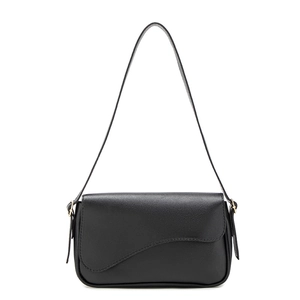 Sac à épaule noir minimaliste avec rabat ondulé élégant et texture cuir grainé