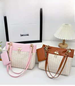 Details der gewebten Tragetaschen in Rosa und Braun mit Schwanen-Anhängern