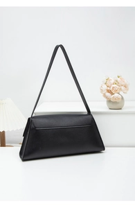 Détail du compartiment arrière et texture cuir mat d'un sac baguette noir élégant
