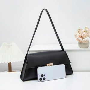 Sac sous le bras minimaliste en cuir PU noir avec boucle en métal doré et bandoulière longue