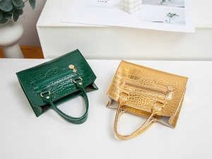Schicke Handtaschen mit Krokodilprägung in Dunkelgrün und Gold mit Reißverschluss