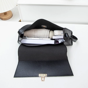 Sac à épaule minimaliste en cuir noir avec intérieur spacieux et boucle métallique