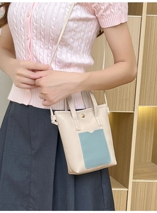 Détail du mini sac seau en cuir PU crème avec fente pour carte bleue et bouton doré