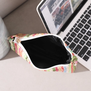 Pochette tressée à rayures arc-en-ciel avec fermeture éclair dorée et texture multicolore
