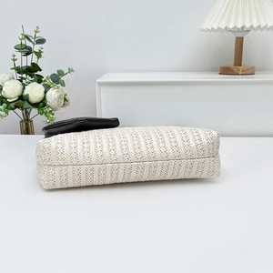 Detail der gewebten Einkaufstasche in Off-White mit passender schwarzer Ledertasche