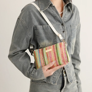 Sac enveloppe en paille tressée arc-en-ciel pour femme avec détails dorés et bandoulière