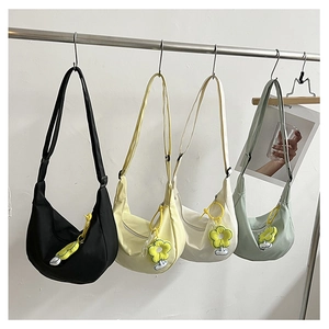 Vue détaillée des sacs en demi-lune en quatre couleurs avec des fleurs jaunes