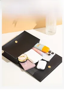 Innenansicht der schwarzen Ledertasche mit Platz für Handy und Kosmetikartikel