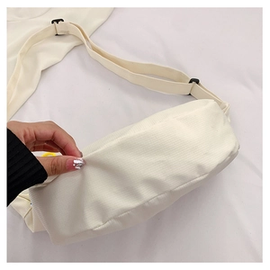 Détail du sac bandoulière crème en velours côtelé avec sangle réglable en sangle