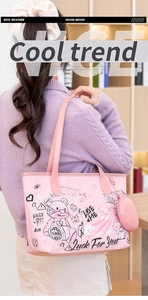Détail du sac cabas rose à graffiti avec ours de dessin animé et petit porte-monnaie