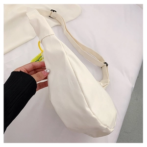 Détail du sac croissant en velours côtelé blanc avec bandoulière réglable et charme